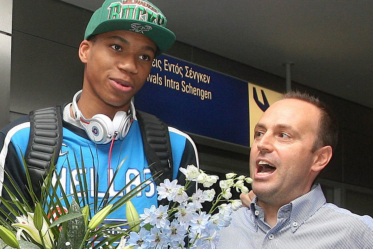 Giannis Antetokounmpo con Georgios Dimitropoulos