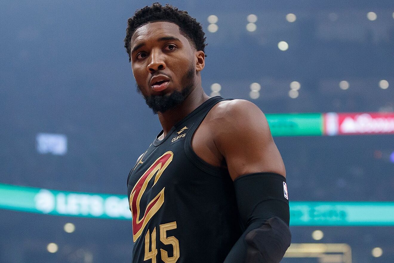 NBA Donovan Mitchell si schiera con Irving Cleveland deve ritirare la sua maglia NBARELIGION.COM