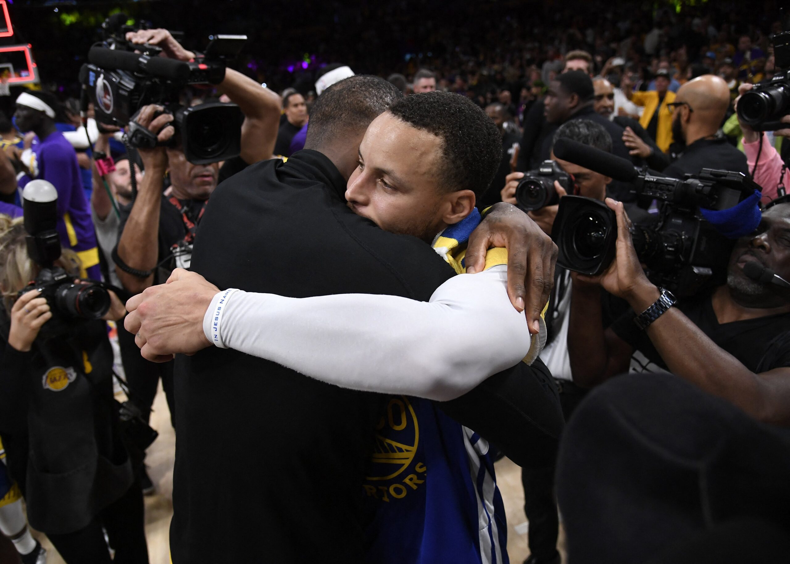 La giusta fine di un altro capitolo della storia recente NBA: l'abbraccio tra i due sfidanti