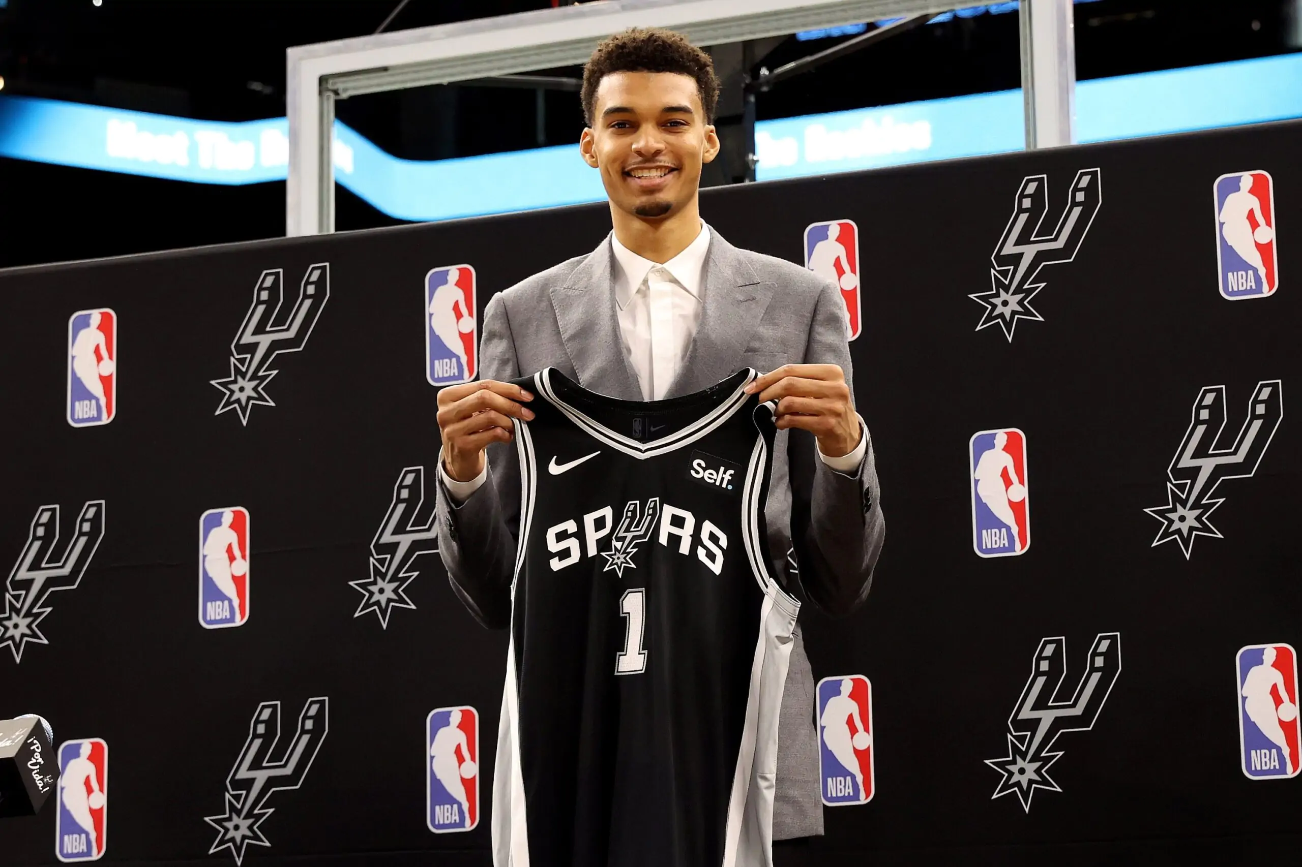 NBA, gli Spurs rivelano l’altezza ufficiale di Victor Wembanyama