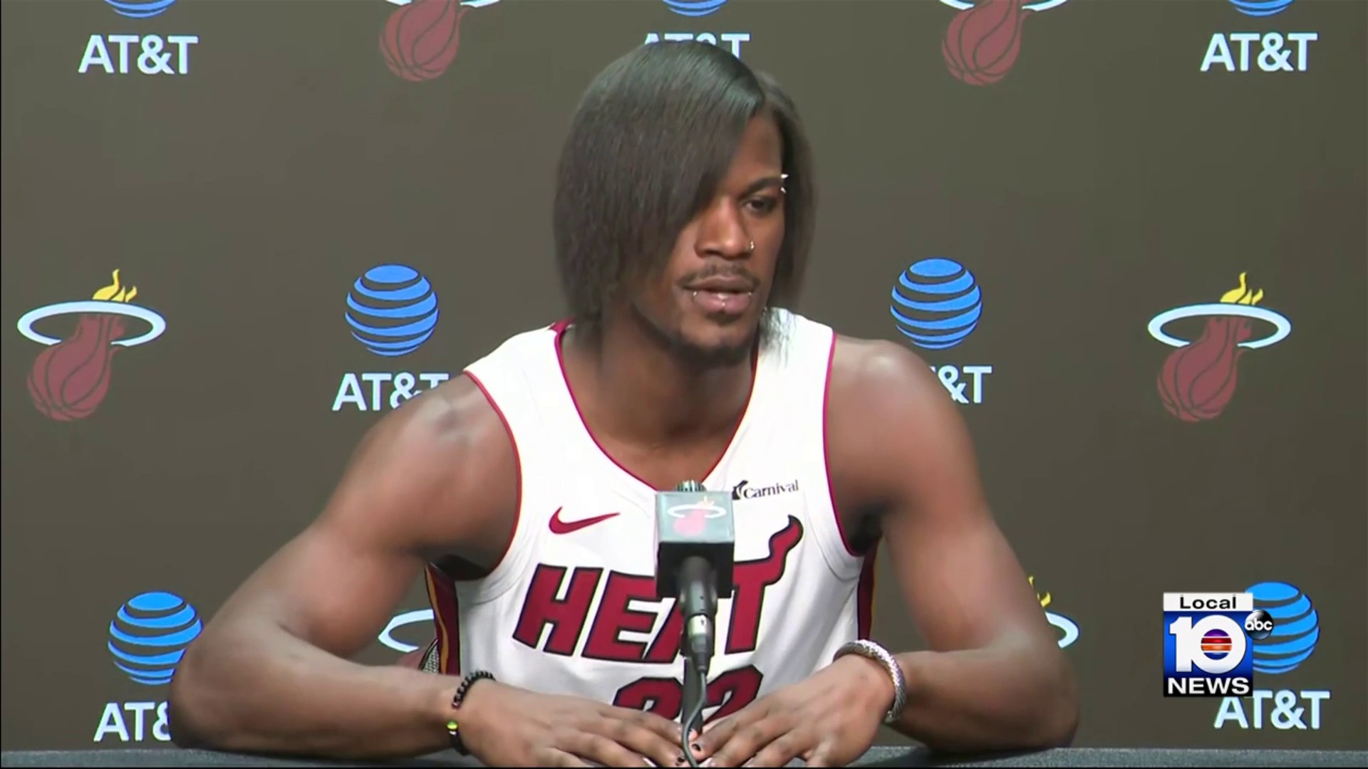 NBA Jimmy Butler si presenta con un look totalmente nuovo E il mio stato emotivo FOTO NBARELIGION.COM