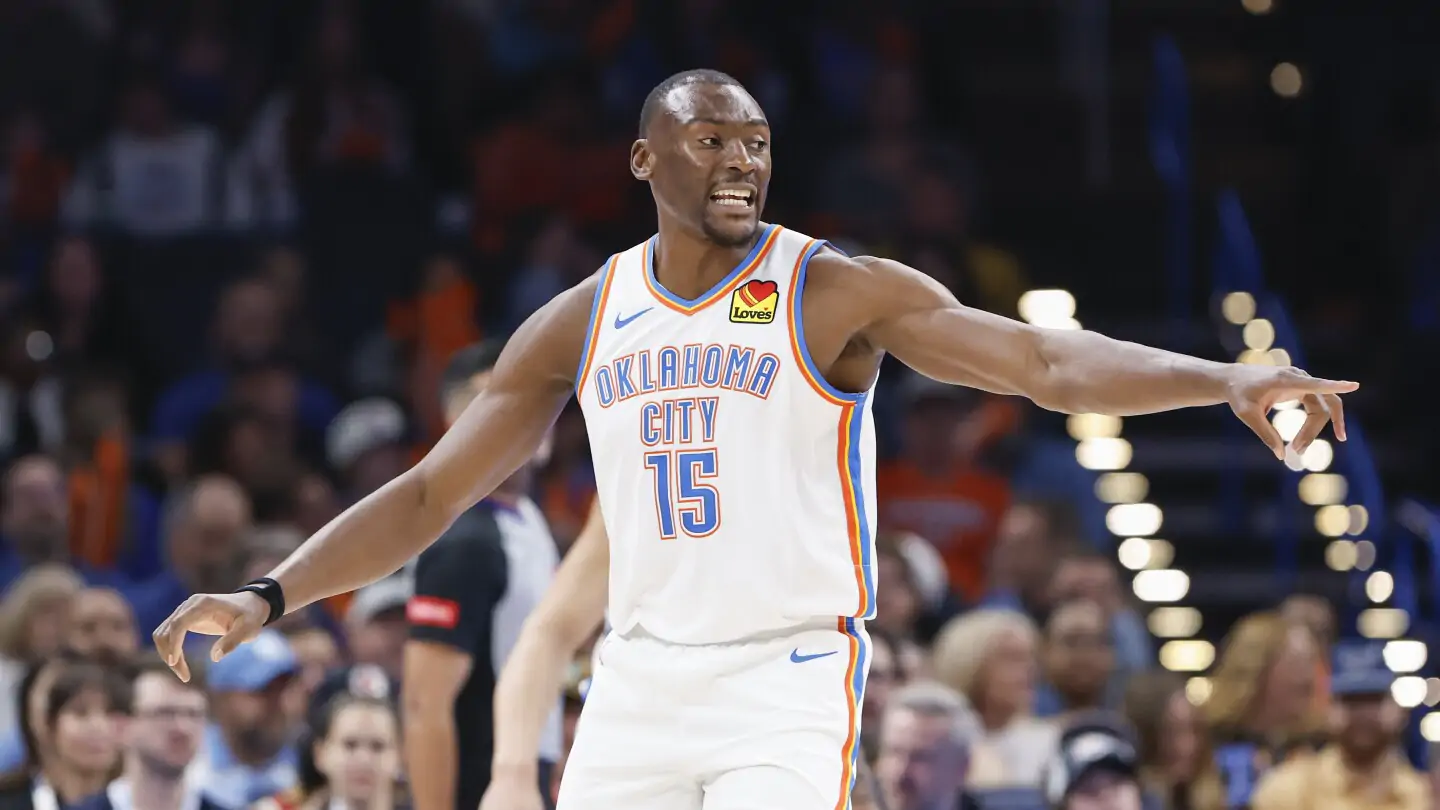 NBA, paura per Bismack Biyombo: perde i sensi durante un timeout
