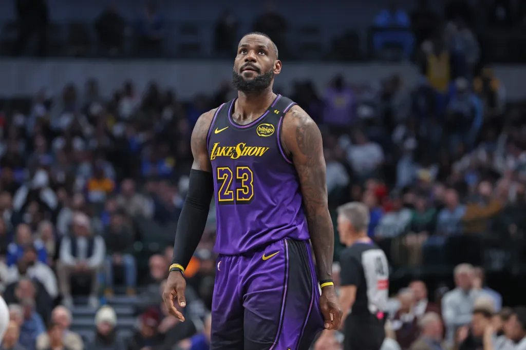 NBA, LeBron James salva i Lakers con un buzzer beater contro Indiana